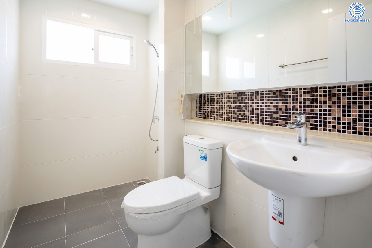 บ้านมือสองตกแต่งใหม่ จากแบรนด์ AP ม.เดอะเซนโทร รัตนาธิเบศร์ หลังมุม เนื้อที่ 60.9 ตร.ว. ฟังก์ชันจัดเต็ม 3 ห้องนอน 3 ห้องน้ำ จอดรถได้ 2 คัน บนทำเลศักยภาพ เชื่อมต่อหลายเส้นทางทั้ง ถ.ราชพฤกษ์, ถ.รัตนาธิเบศร์ และถ.กาญจนาภิเษก และเพียง 5 นาทีถึงรถไฟฟ้า "สถานีบางพลู"